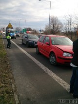 Wypadek na ulicy Luboszyckiej w Opolu. Zderzyły się audi, volkswagen i mitsubishi, jeden z kierowców trafił do szpitala