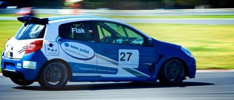 Michał Flak ściga się Renault Clio w Wyścigowych...