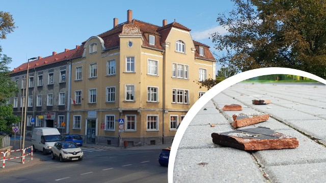 Dachówki spadają z dachu PCPR w Strzelcach Opolskich