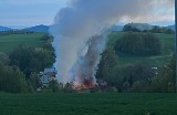 Pożar przy granicy z Czechami. Strażacy gaszą stodołę w Gierałcicach