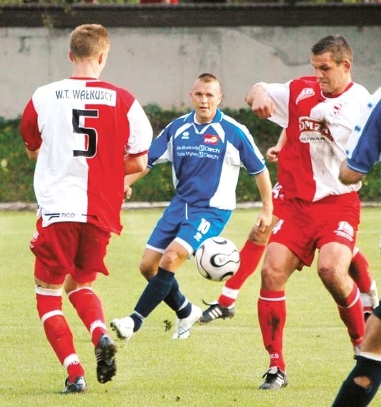 Krzysztof Kretkowski (w środku) pokazał się już w wygranym 3:1 meczu z ŁKS-em Łomża, w którym zdobył jedną z bramek