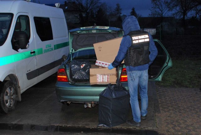 9 stycznia funkcjonariusze straży granicznej z Gorzowa Wlkp. zatrzymali do kontroli samochód osobowy marki Opel Vectra. Okazało się, że przewożone były w nim papierosy bez polskich znaków akcyzy skarbowej. -  Kierującym pojazdem, 56-letni mieszkaniec powiatu gorzowskiego stwierdził, że ujawnione 500 sztang papierosów należą do niego - informuje  Joanna Konieczniak, rzecznik prasowy komendanta nadodrzańskiego oddziału straży granicznej.  Czytaj również: Mężczyzna zginął pod kołami pociąguWIDEO:W Kostrzynie i Dąbroszynie antyterroryści zatrzymali cztery osoby 