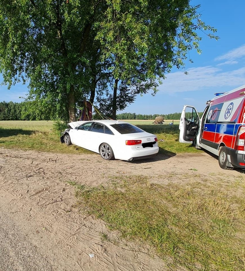 Wypadek w Zagatach. Audi uderzyło w drzewo. 28.07.2021. Zdjęcia