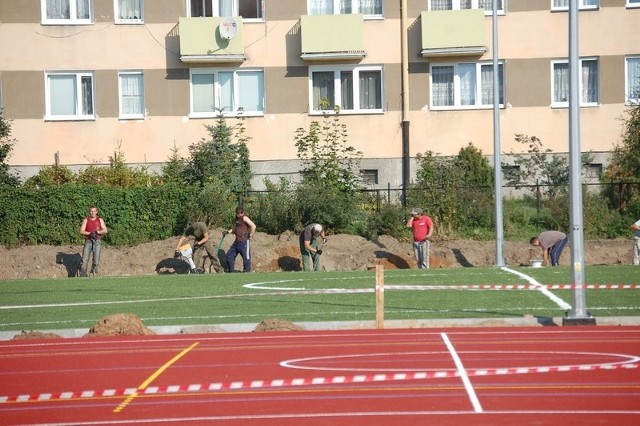 Na boisku do piłki nożnej, które powstaje właśnie przy SP nr 2 w Nakle, jest już sztuczna trawa.