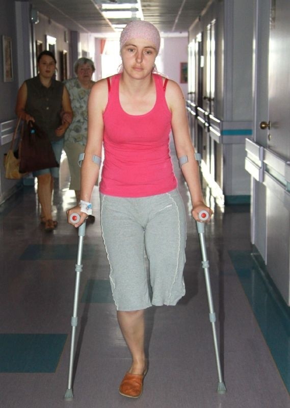 Joanna Żelezik potrzebuje protezy by zająć się trójką swoich małych dzieci.
