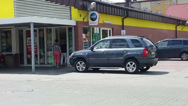 Autodrań przy sklepie Biedronka na ulicy E. Platter w Żaganiu