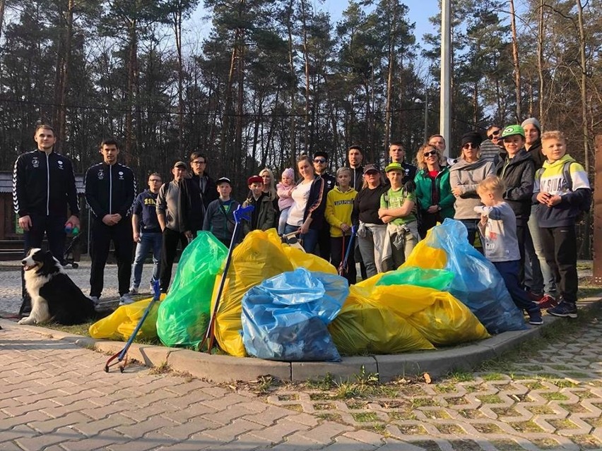 Piłkarze ręczni PGE VIVE Kielce wraz z kibicami sprzątali las na Stadionie [ZDJĘCIA, VIDEO]