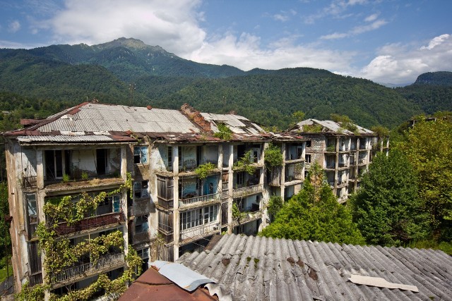 Górnicze miasto widmo w Abchazji. Przejdź do galerii i zobacz więcej opuszczonych miejscowości z całego świata.