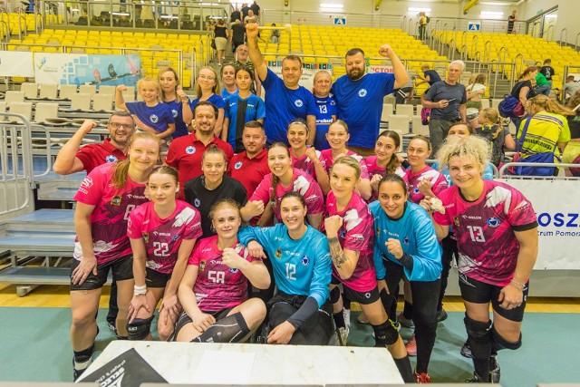 Handball JKS Jarosław (różowe koszulki) znad morza wraca z jednym punktem.