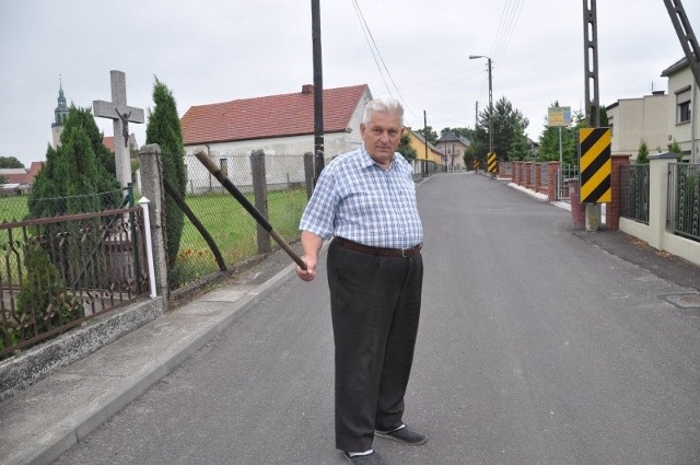 - Ja bronię się przed psami kijem. Niektórzy chodzą do domów okrężnymi drogami - mówi Rudolf Wieczorek. - Nasza gehenna trwa już pięć lat, ale nikt nie chce nam pomóc.