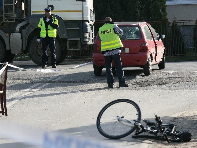 Ranna rowerzystka została przewieziona do szpitala, na miejscu wypadku pracowali policjanci.