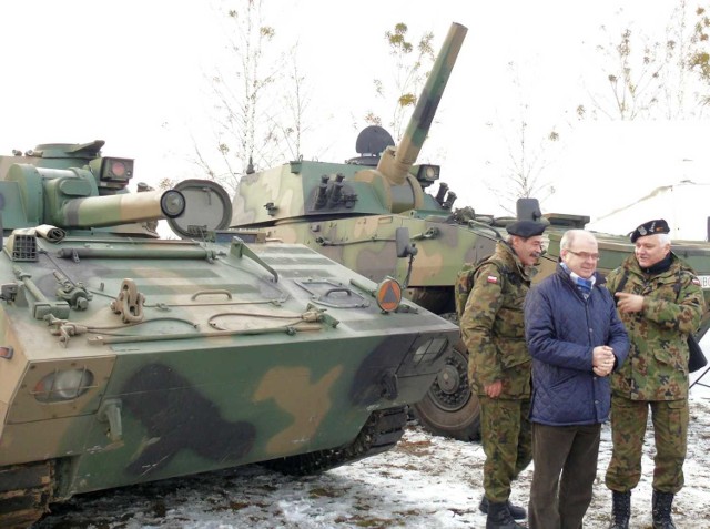 Wiceminister obrony narodowej generał Waldemar Skrzypczak z oficerami przy Rakach.