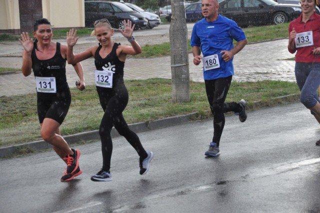 Katarzyna Karpeta z Ciechostowic (z lewej) i Alicja Florowska z Szydłowca razem pokonały skarżyską trasę biegu głównego.