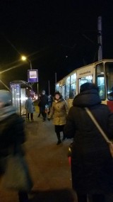 Drastyczny wypadek w Częstochowie: Mężczyzna spadł z tramwaju wprost pod koła