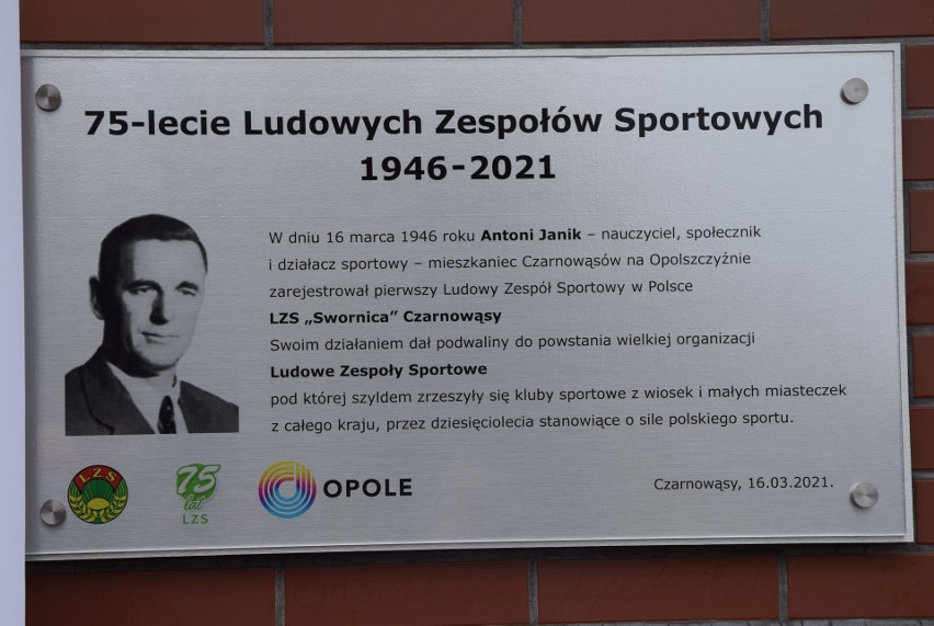 Twórca opolskiego ruchu LZS Antoni Janik doczekał się swojej tablicy przy stadionie w Opolu-Czarnowąsach [ZDJĘCIA]