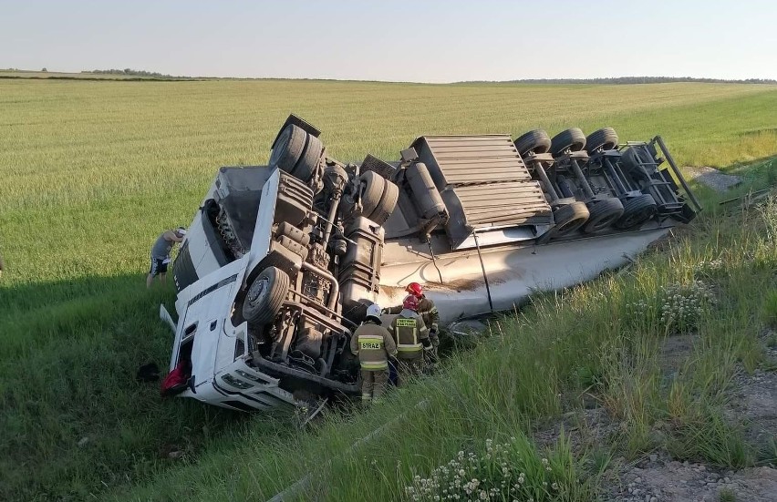 Łubiane. Wypadek na DK 61. Tir spadł z nasypu, kierowca...