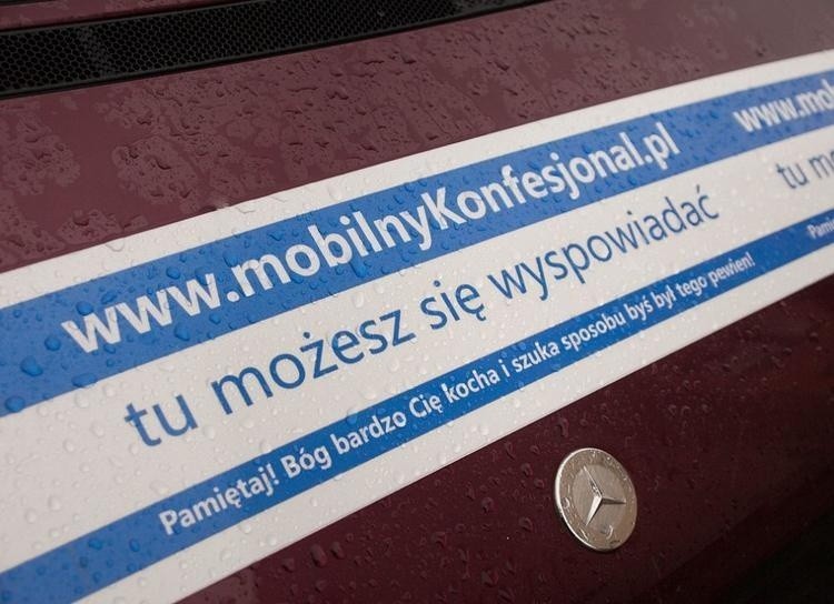 Zabudowę mobilnego konfesjonału wykonała dwa lata temu...