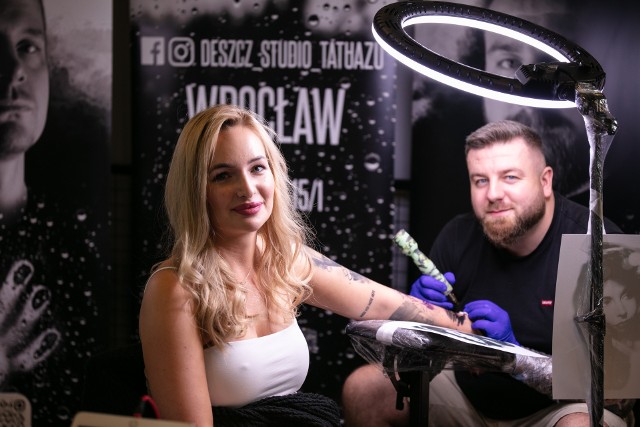 Tattoo Konwent 2022, Wrocław. Tarczyński Arena mieni sie kolorami i buczy od maszynek do tatuażu.