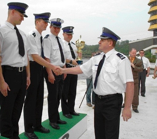 Ekipa naszych wodnych policjantów na podium mistrzostw Polski w Poznaniu.