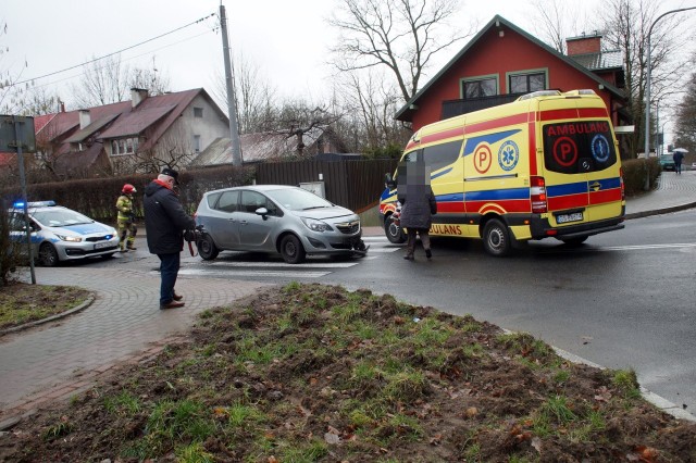 We wtorek (4 lutego) doszło do kolizji dwóch samochodów na ulicy Hołdu Pruskiego w Słupsku. Na szczęście żaden z uczestników stłuczki nie ucierpiał.Jesteś świadkiem wypadku? Daj nam znać! Poinformujemy innych o utrudnieniach. Czekamy na informacje, zdjęcia i wideo!■ Przyślij je na adres alarm@gp24.pl■ Wyślij za pomocą naszego Facebooka:GP24Masz informacje? Redakcja Głosu Pomorza i GP24.PL czeka na kontakt