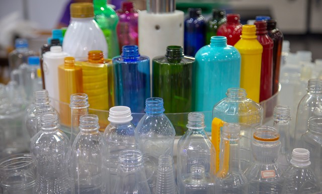 Powinniśmy unikać plastiku, niestety nie zawsze jest to możliwe. W takiej sytuacji można plastikowe butelki, np. po szamponie do włosów czy balsamie do ciała, ponownie wykorzystać. Oto kilka sposobów.