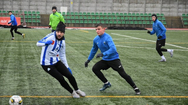 Lucas Guedes (biało-niebieska koszulka) jest jednym z trzech nowych piłkarzy Pogoni-Sokoła Lubaczów.