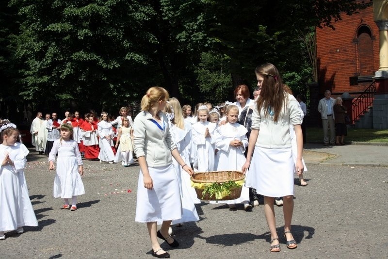 Boże Ciało 2014 w Zabrzu: procesja z kościoła św.Anny w...