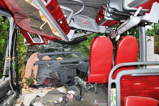 Wypadek autokaru Polski Bus. Oświadczenia przewoźnika i policji [ZDJĘCIA]