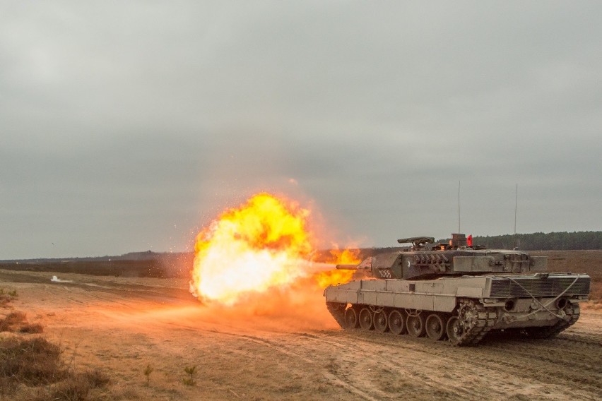 Szkolenie poligonowe z udziałem czołgów Leopard 2A5.