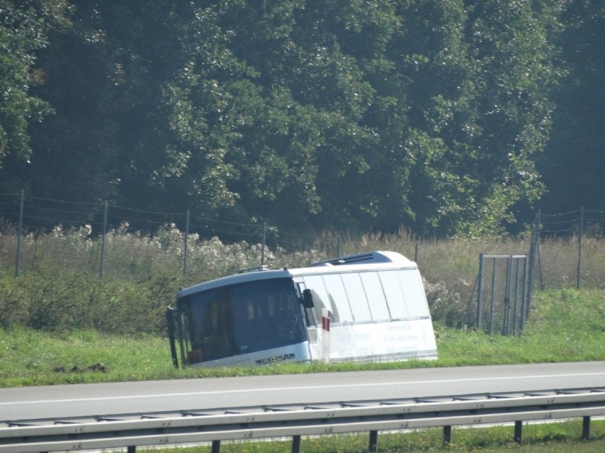 Wypadek na A2. Przewrócił się autokar z dziećmi. Wycieczka z...