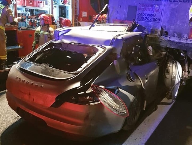 Jedna osoba zginęła w wypadku, do którego doszło na autostradzie A2 pod Koninem. Na trasie miedzy Modłą Królewską i Osieczną porsche panamera z dużą prędkością wjechało w tył ciężarówki. Kierowca osobówki zginął na miejscu.Kolejne zdjęcie --->