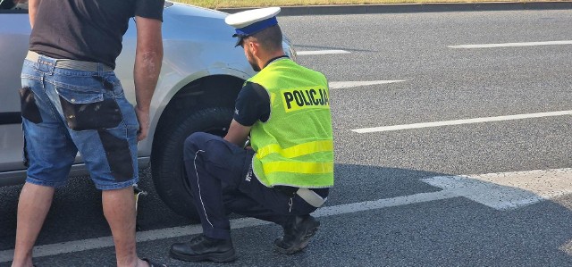 Kolizja w Koszalinie. Policjant pomógł zmienić oponę w aucie