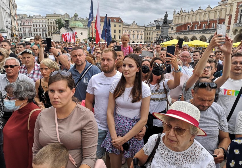 Godzina "W" w Krakowie. Mieszkańcy oddali hołd Powstańcom Warszawskim [ZDJĘCIA]