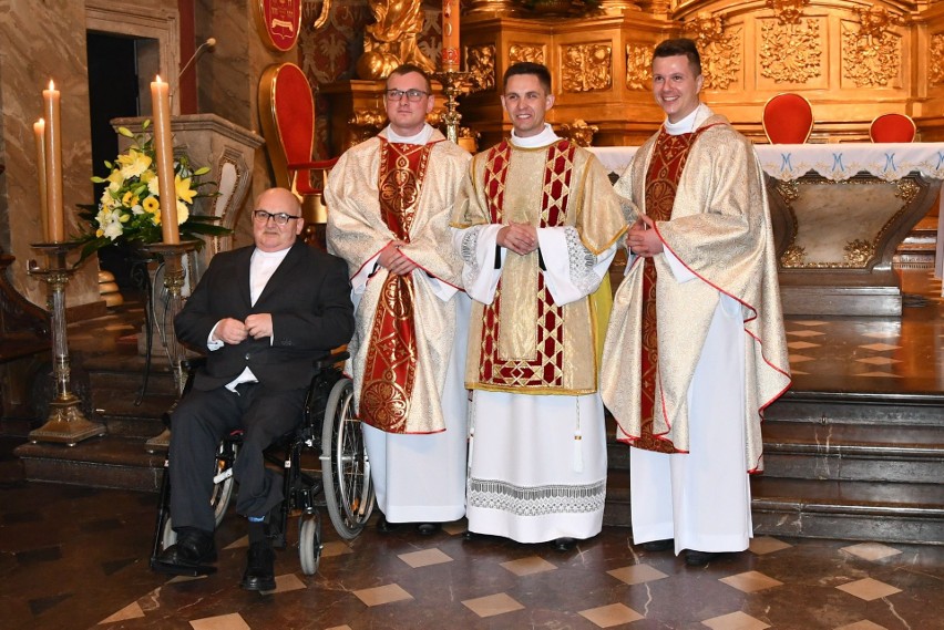 Sześciu nowych diakonów w diecezji kieleckiej. Zobaczcie ich wyjątkowe zdjęcia z rodzinami, przyjaciółmi i znajomymi