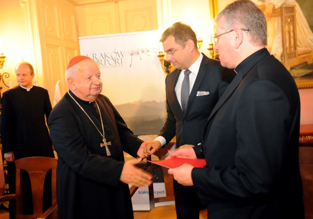 Kardynał Stanisław Dziwisz po podpisaniu porozumienia z Kraków Airport