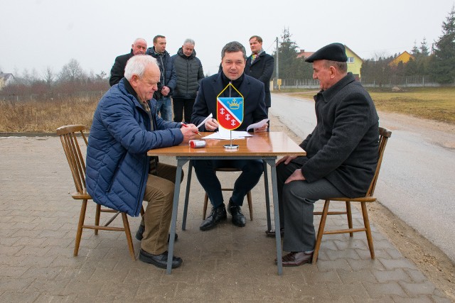 Stanisław Karyś, wójt Sebastian Nowaczkiewicz i Zbigniew Jantura podpisali umowę na budowę drogi w Bolechowicach.