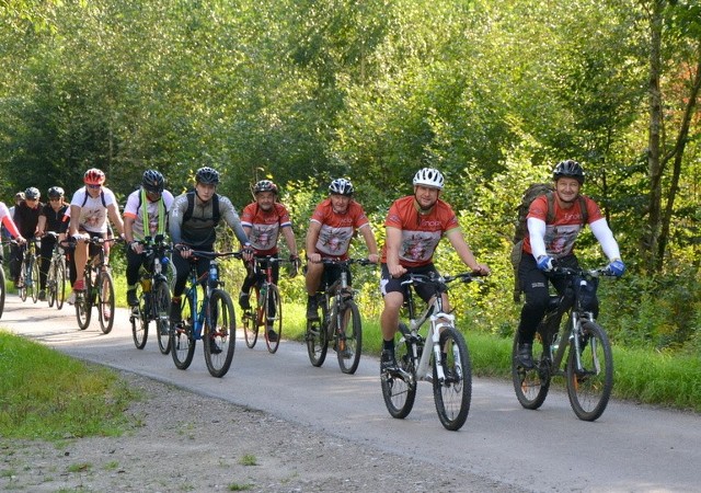 Po wyjechaniu poza granice Stalowej Woli, przejechali kilkanaście kilometrów leśną ścieżką rowerową