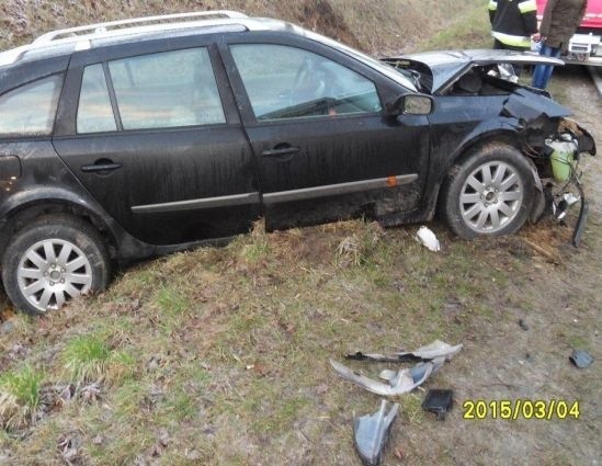 Wypadek w gminie Pacanów. Samochód zjechał do rowu, uderzył w skarpę 