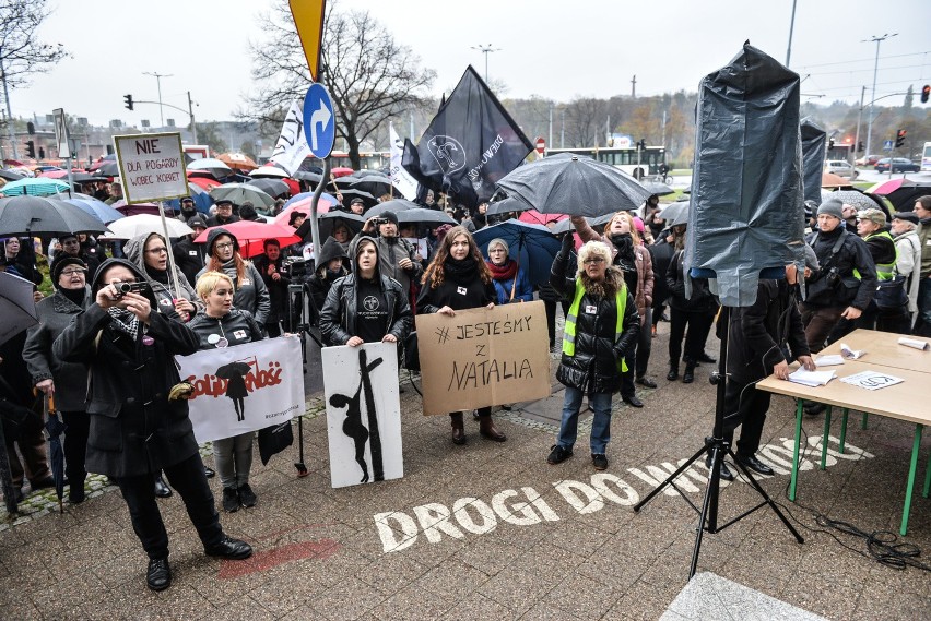 Setki kobiet protestuje przed siedzibą Solidarności w...
