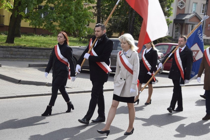 Pochód rozpoczął się przy urzędzie miasta. Następnie...