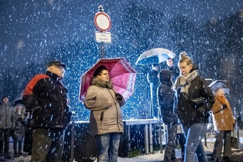 Kraków. "Twoją wolą jest POKÓJ". Czuwali pod Oknem Papieskim w 17. rocznicę śmierci św. Jana Pawła II [ZDJĘCIA]