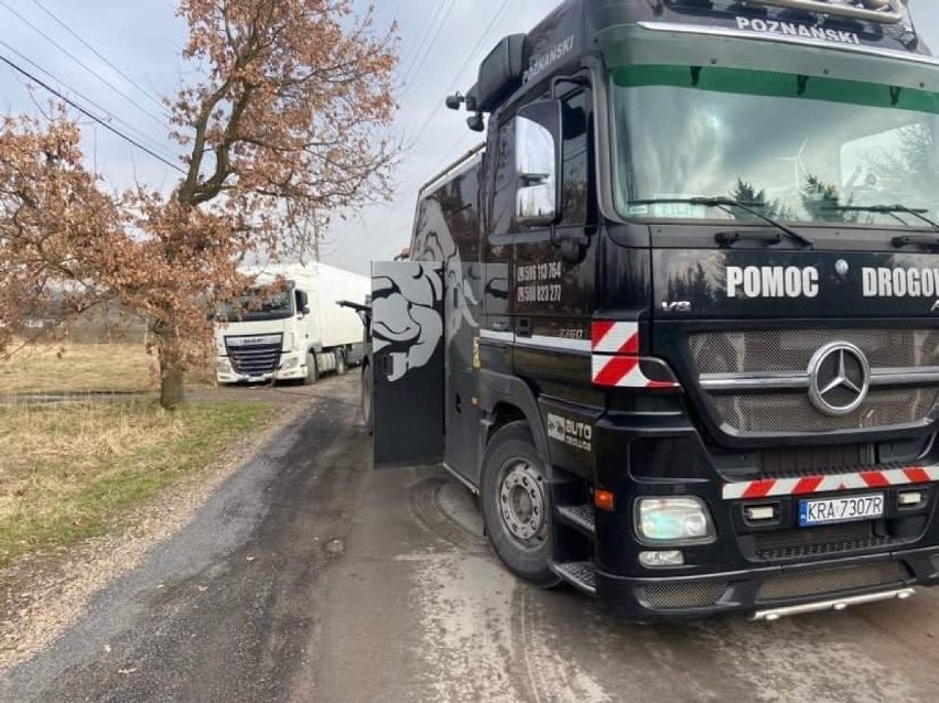 Ciągnik siodłowy zablokował drogę w Skawinie