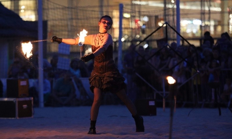 Festiwal Ognia w Manufakturze! Gorące show na plaży centrum handlowego ZDJĘCIA