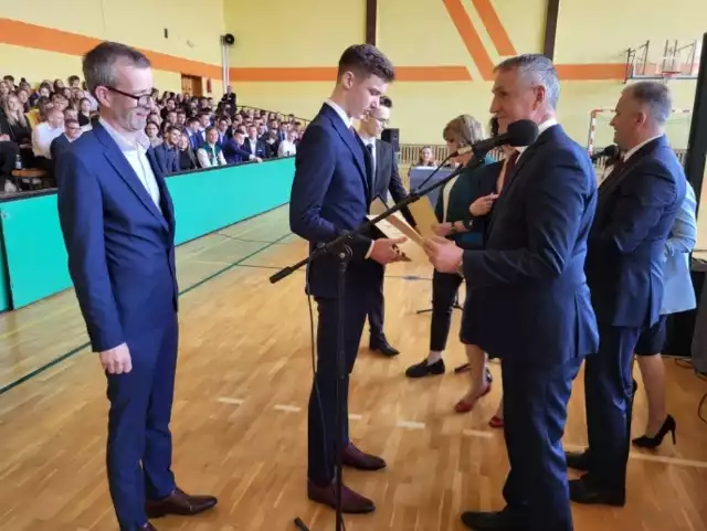 Dyrektor Stanisław Rogala (z prawej) wręczył nagrody najlepszym uczniom, którym towarzyszyli rodzice i wychowawcy.