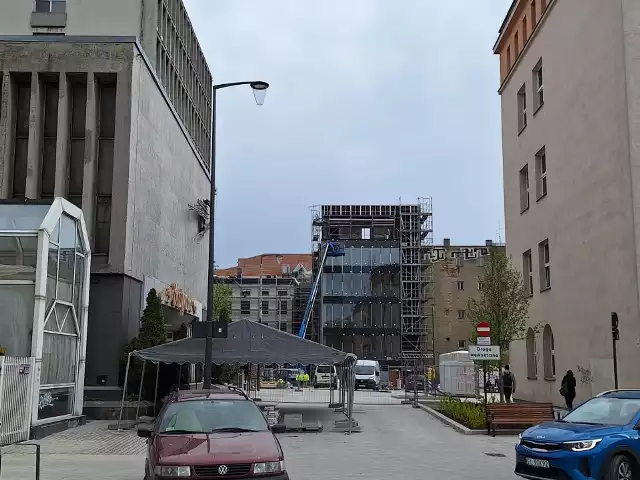 Trwa budowa nowej drogi w centrum Łodzi. Połączy ul. Nawrot i ul. Tuwima oraz przetnie jedną z dwóch zabytkowych fabryk.