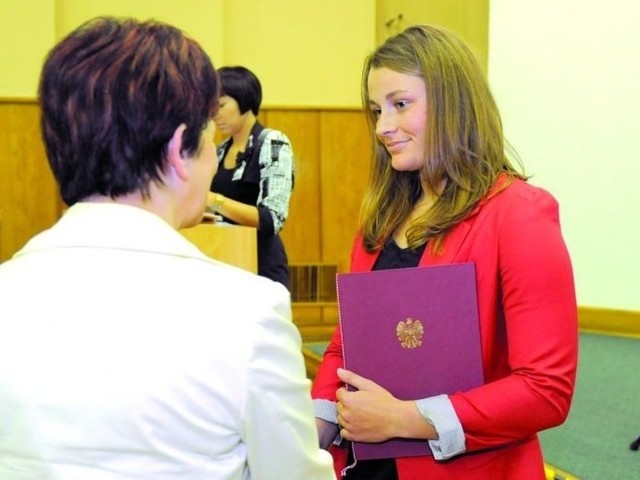 Joanna Bruska, stypendystka Ministra Edukacji Narodowej odbiera gratulacje od wojewody Ewy Mes