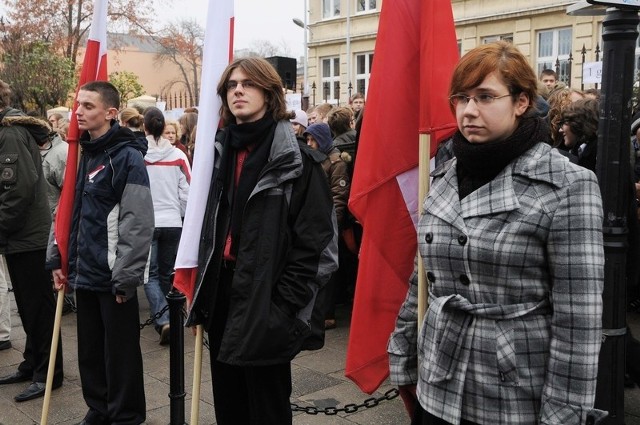 Karolina Hanuszczak, Piotr Kowalczyk i Michał Szprendałowicz trzymali flagi Polski.