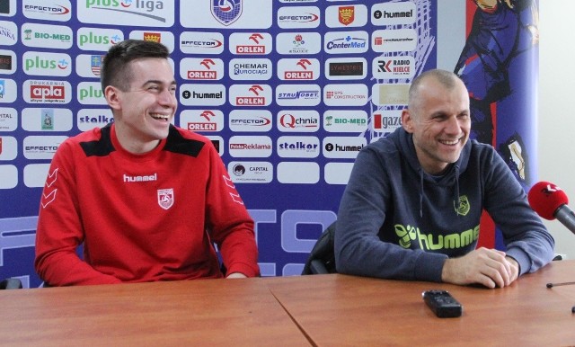 Trenerowi Dariuszowi Daszkiewiczowi i Marcinowi Komendzie humory dopisują przed sobotnim meczem z AZS Olsztyn. 