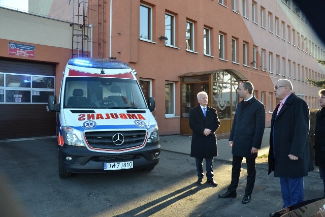 Nowoczesne ambulanse przed wrocławskim pogotowiem ratunkowym.