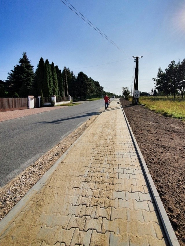 Droga od ronda w centrum Kłaja do wiaduktu autostradowego w Targowisku zyskała m.in. chodnik. By zakończyć inwestycję, prowadzoną z pomocą Funduszu Dróg Samorządowych trzeba wykonać już tylko ostatnią warstwę asfaltu